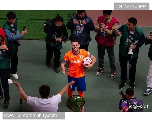 中超赛场惊现冷门拜仁与巴萨激战成平局帽子戏法引发全场沸腾