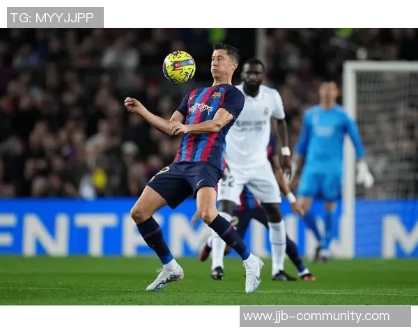 国王杯激战曼联逆转巴萨补时绝杀引爆全场激情瞬间