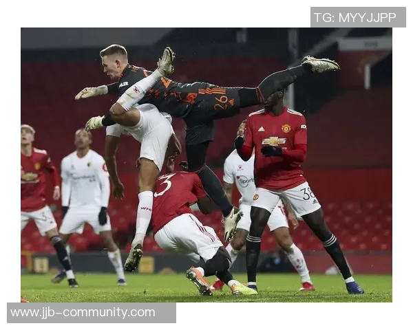 足总杯冷门：里昂大胜曼联红牌事件引发全场热议