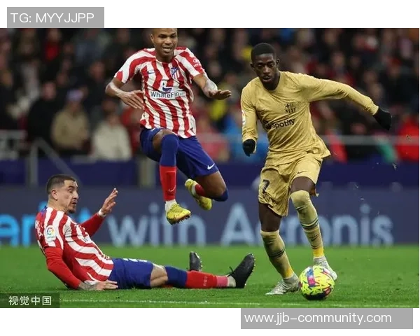 足总杯激战巴萨逆转拜仁红牌事件引发全场热议与争议